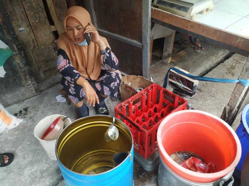 Seorang pedagang minyak goreng curah menunggu kiosnya, ilustrasi. Pasokan minyak goreng dalam kemasan di tingkat pedagang pasar tradisional di Kabupaten Semarang hingga saat ini masih terbatas.