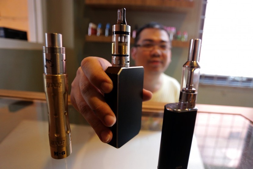 Seorang pedagang rokok elektronik (e-cigarette) memperlihatkan tiga buah roko elektrik di pusat penjualan rokok elektrik di jl Rajawali, Palembang, Kamis (21/5). Pemerintah diminta dapat segera merumuskan regulasi yang komprehensif untuk membantu memerangi peredaran rokok elektrik ilegal.