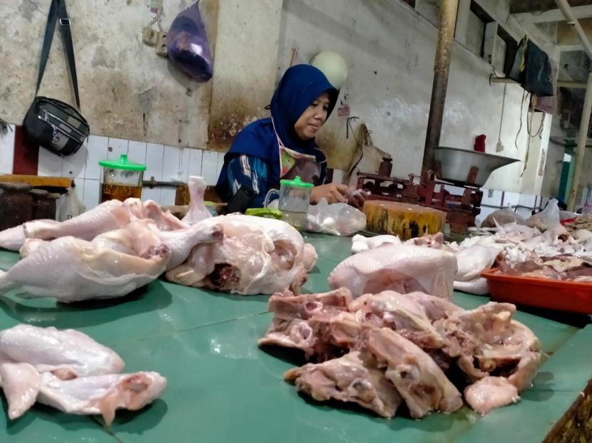 Seorang pedagang sedang menjual daging ayam di Pasar Besar Kota Malang. Harga komoditas daging ayam masih tinggi hingga Jumat (6/5/2022)