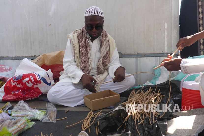 Seorang pedagang siwak di depan Masjid Quba, Madinah, Arab Saudi, Sabtu (23/9). 