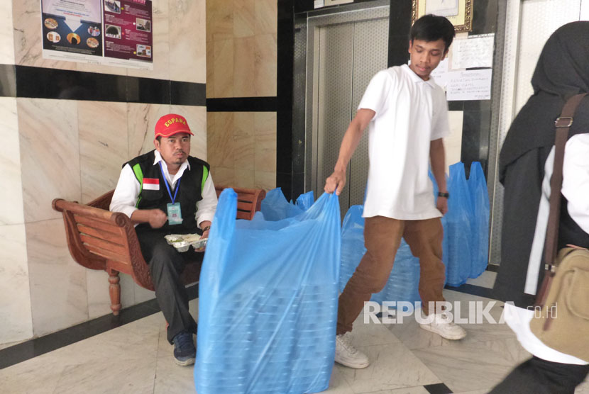 Seorang pegawai katering mendistribusikan makan siang bagi jamaah haji Indonesia di Hotel Jauharat Uhud, Madinah, Kamis (10/8). 