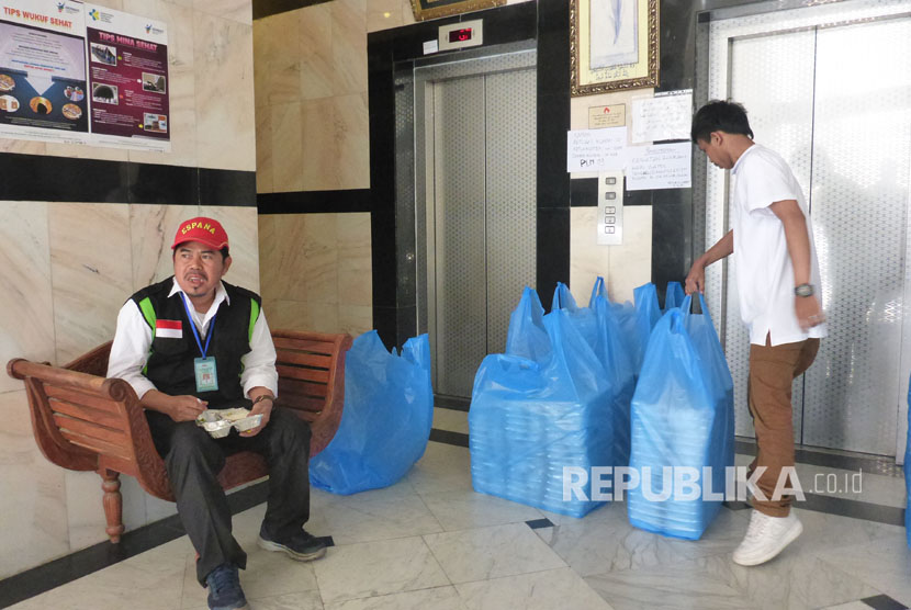 Seorang pegawai katering mendistribusikan makan siang bagi jamaah haji Indonesia di Hotel Jauharat Uhud, Madinah, Kamis (10/8). 