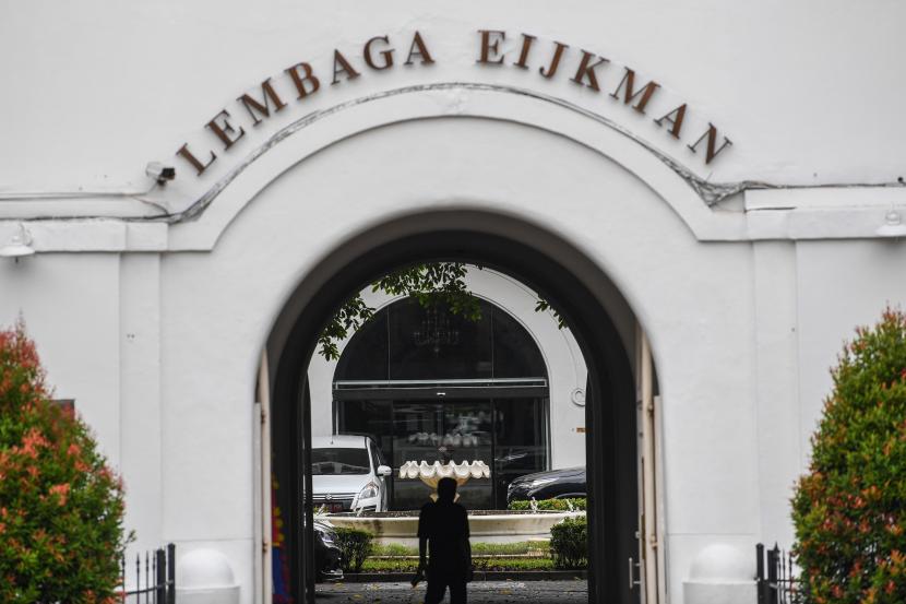 Seorang pegawai memasuki Kantor Lembaga Biologi Molekuler (LBM) Eijkman di Jakarta, Senin (3/1/2022). Pemerintah melebur LBM Eijkman?yang telah beroperasi selama 33 tahun ke Badan Riset dan Inovasi Nasional (BRIN).