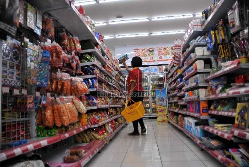 Seorang pegawai membenahi rak produk UMKM di salah satu outlet minimarket Alfamart (ilustrasi) 