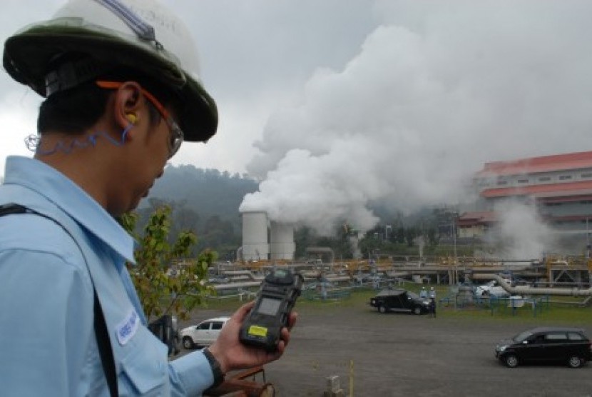 Seorang pegawai memeriksa kondisi udara menggunakan multigas detector di lokasi pembangkit listrik tenaga panasbumi (PLTP) di Chevron Geothermal Salak