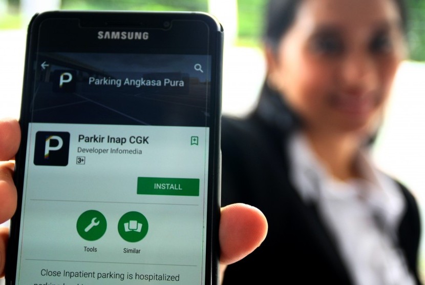 Seorang pegawai menunjukan aplikasi parkir online di kawasan Bandara Soekarno-Hatta, Tangerang, Banten, Kamis (20/4).