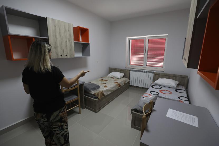 Seorang pegawai pemerintah menunjukkan kamar-kamar yang akan menampung warga Afghanistan, di kampus mahasiswa di Tirana, Albania, Rabu, 18 Agustus 2021. 
