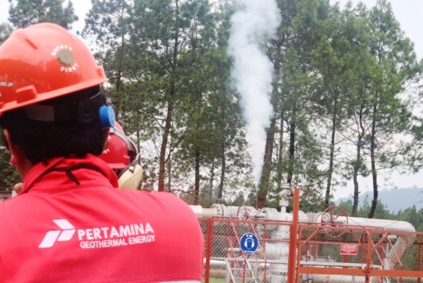 Seorang pegawai PGE-AK tengah memeriksa kondisi salah satu sumur geothermal di Kamojang.