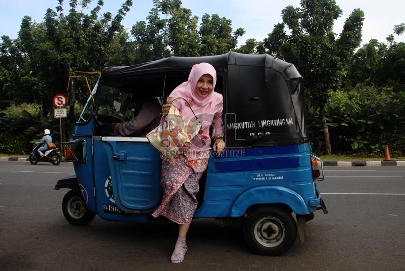   seorang pegawai PNS Provinsi DKI Jakarta turun dari bajaj, untuk bekerja ke Kantor Balaikota DKI Jakarta, Jumat (3/1). (Republika/Yasin Habibi)