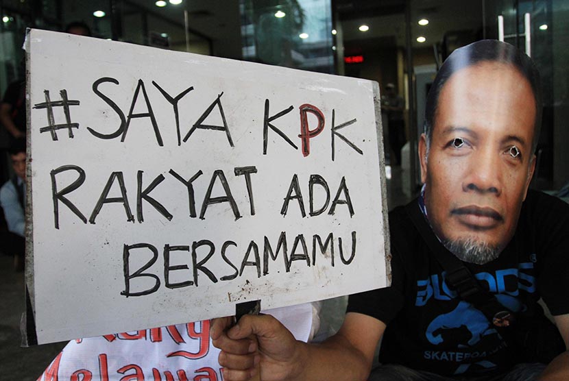  Seorang pegiat anti korupsi mengenakan topeng Wakil Ketua Komisi Pemberantasan Korupsi (KPK) Bambang Widjojanto saat puluhan aktivis menggelar aksi di Gedung KPK, Jakarta, Sabtu (24/1). (Antara/Akbar Nugroho Gumay)