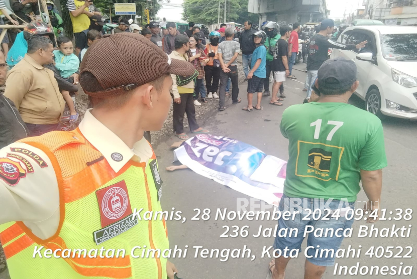 Seorang pejalan kaki berjenis kelamin perempuan tewas usai tertabrak kereta api feeder tujuan Bandung-Padalarang di perlintasan kereta api di Jalan Cimindi, Kota Cimahi, Kamis (28/11/2024).