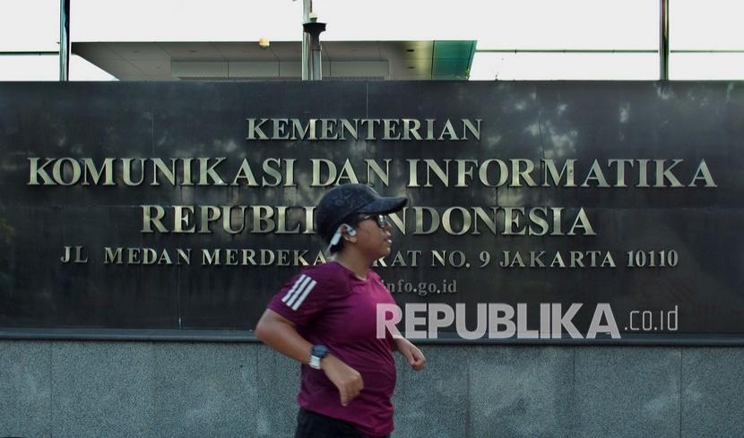 Seorang pejalan kaki melintas di depan Kantor Kementerian Komunikasi dan Informatika (Kominfo) di Jakarta, Jumat (28/5). Anggota Komisi I DPR Sukamta kembali menyoroti bocornya data catatan medis pasien Covid-19 dan dijual di RaidForums.