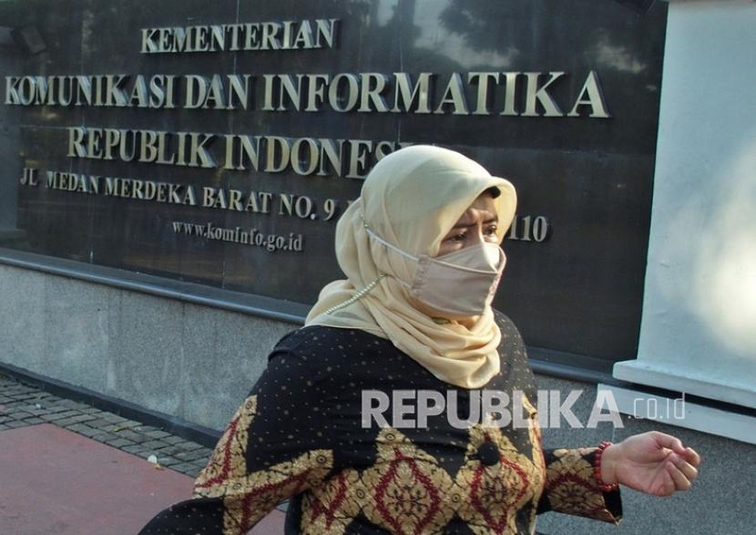 Seorang pejalan kaki melintas di depan Kantor Kementerian Komunikasi dan Informatika (Kominfo) di Jakarta. Kominfo buka blokir Yahoo, Steam, dan Dota hari ini mulai pukul 08.30 WIB. Ilustrasi.