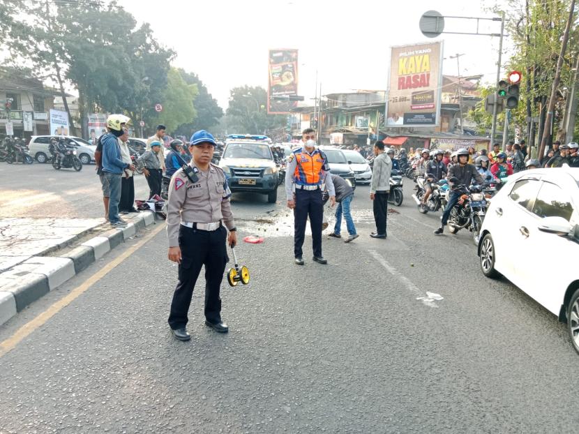 Seorang pejalan kaki perempuan tanpa identitas tewas usai ditabrak sepeda motor yang dikendarai Ivan di Jalan PHH Mustofa, Kota Bandung, Ahad (28/7/2024) pukul 06.20 WIB.