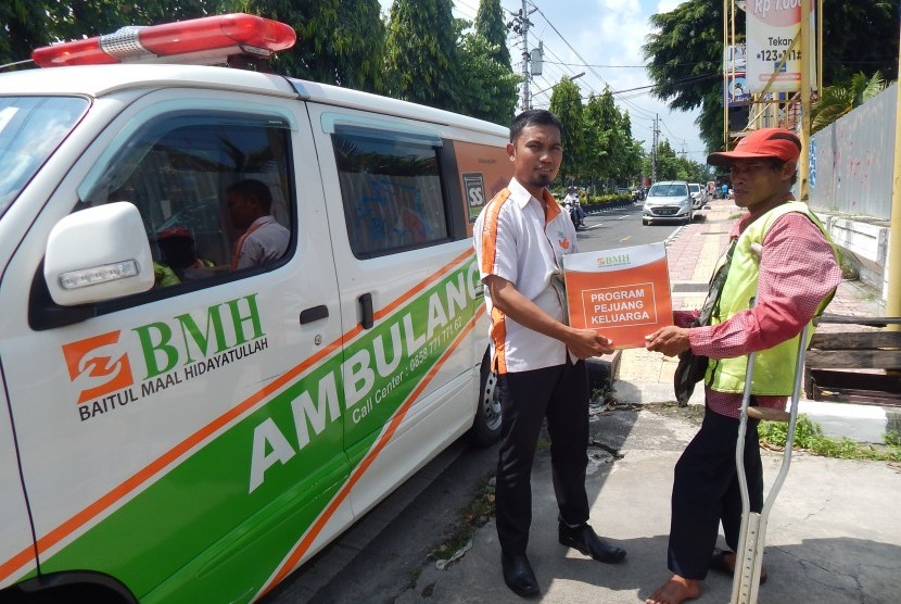 Seorang pejuang keluarga bernama Manijan menerima bantuan yang disalurkan oleh Laznas BMH Cabang Yogyakarta.