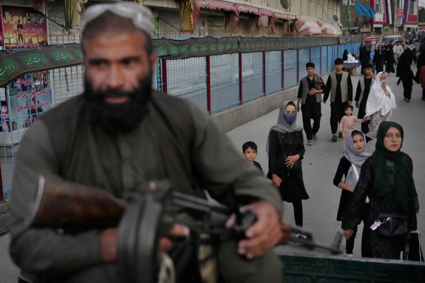 Seorang pejuang Taliban berjaga di lingkungan Syiah Dasht-e-Barchi, di Kabul, Afghanistan, Minggu, 7 Agustus 2022. Satu tahun setelah Taliban menguasai Afghanistan, sebagian besar mantan staf yang pernah bekerja di kantor maupun lembaga pemerintahan sebelumnya yang didukung Amerika Serikat (AS), masih bersembunyi. 