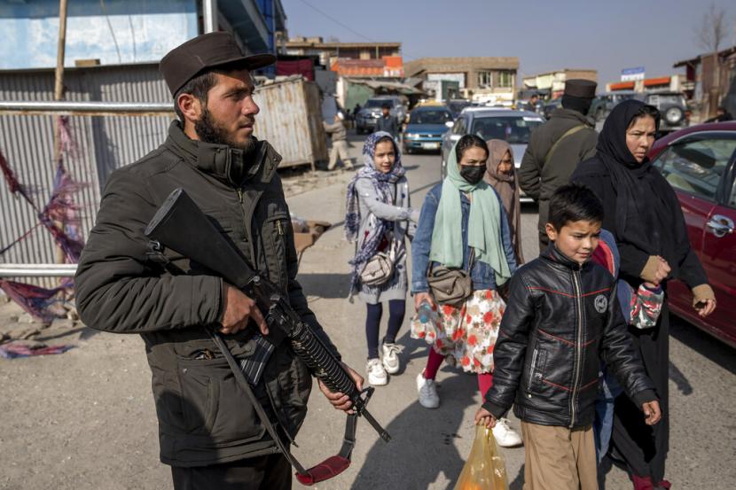  Seorang pejuang Taliban berjaga-jaga di Kabul, Afghanistan, Senin, 26 Desember 2022. Keputusan Taliban baru-baru ini terhadap perempuan Afghanistan mencakup larangan pendidikan universitas dan bekerja untuk LSM, yang memicu protes di kota-kota besar. Keamanan di ibu kota Kabul semakin intensif dalam beberapa hari terakhir, dengan lebih banyak pos pemeriksaan, kendaraan bersenjata, dan pasukan khusus Taliban di jalanan. Pihak berwenang belum memberikan alasan untuk keamanan yang lebih ketat. 