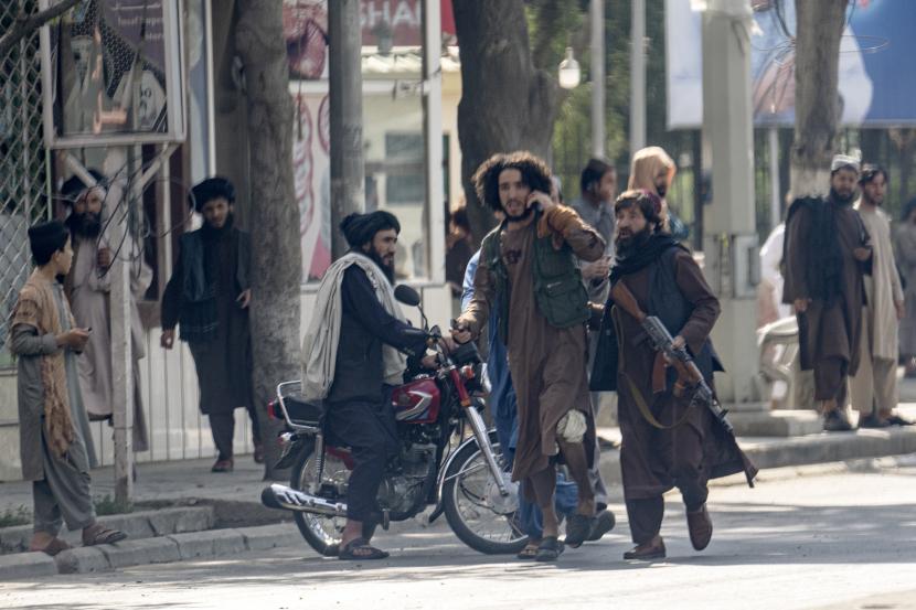 Seorang pejuang Taliban membantu salah satu yang terluka dalam insiden ledakan untuk melarikan diri dari lokasi ledakan, di Kabul, Afghanistan, Jumat, 23 September 2022. Taliban Eksekusi Mati Pelaku Pembunuhan di Depan Publik, Perdana Sejak Pengambilalihan