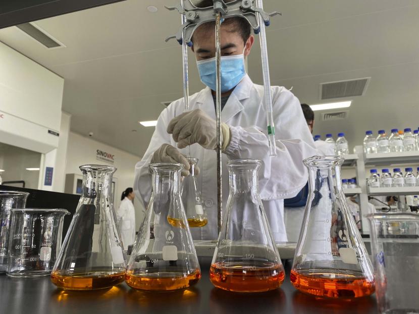Seorang pekerja bekerja di dalam laboratorium pabrik vaksin Covid-19.