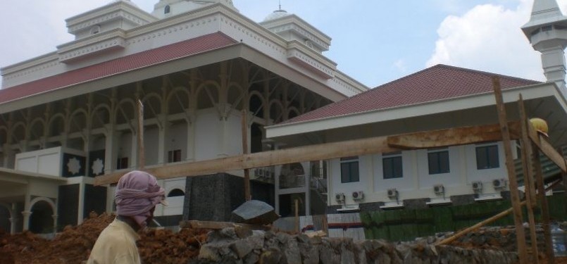 Seorang pekerja beraktivitas dalam pembangunan sebuah masjid. (ilustrasi)