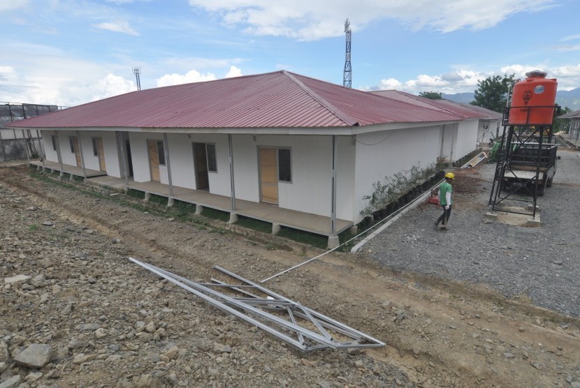 Seorang pekerja beraktivitas di sekitar blok Hunian Sementara (Huntara) bantuan pemerintah yang dibangun di Kelurahan Duyu, Palu, Sulawesi Tengah, Minggu (16/12/2018).