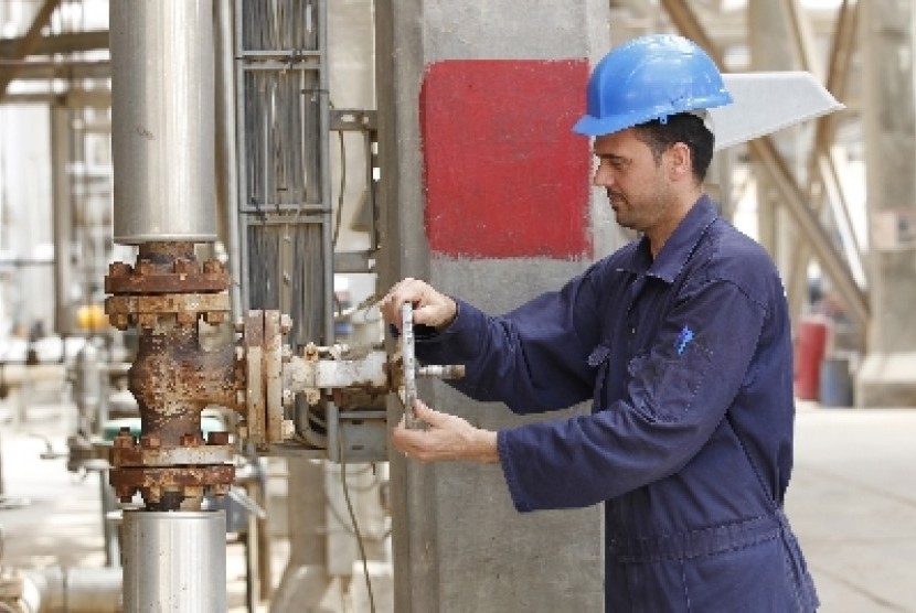 Seorang pekerja di kilang minyak di Irak