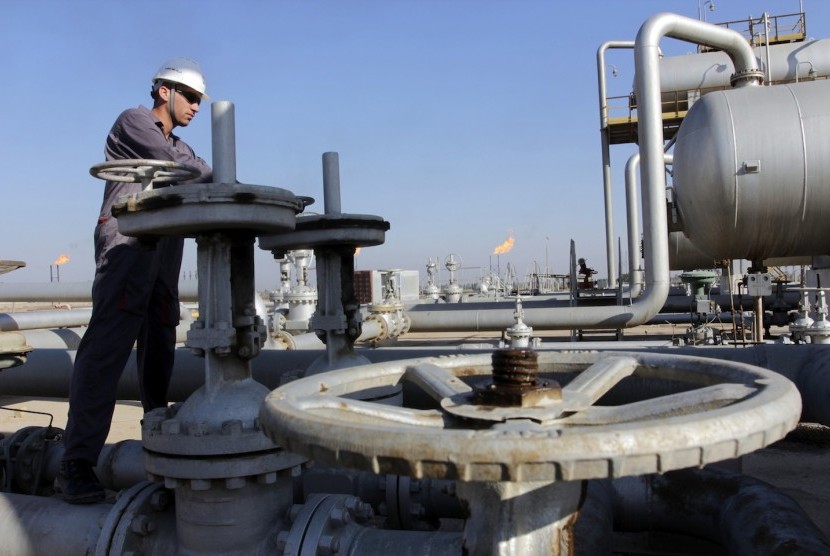 Seorang pekerja di lapangan minyak Nahr Bin Umar yang terletak di Kota Basra, tenggara Baghdad. Irak pada Selasa (21/2/2023) menandatangani kesepakatan dengan dua perusahaan Cina dan satu perusahaan Uni Emirat Arab (UEA), untuk mengembangkan enam ladang minyak dan gas 