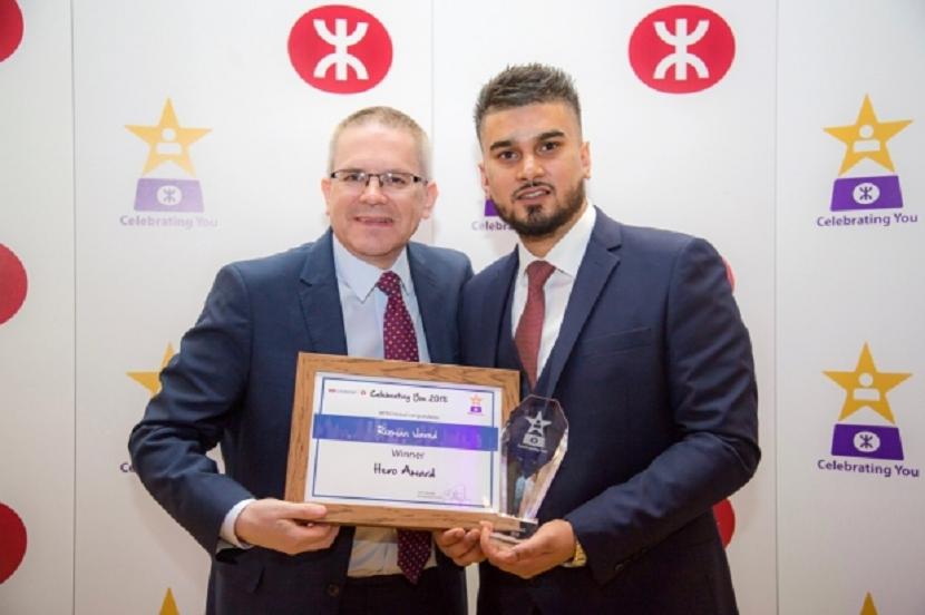 Seorang pekerja kereta api Muslim Rizwan Javed (30 tahun) di stasiun London Barat mendapat penghargaan Samaritans Lifesaver setelah menyelamatkan 29 orang dari bunuh diri tahun 2018