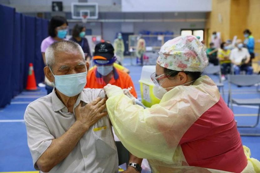 Seorang pekerja medis memberikan dosis vaksin AstraZeneca terhadap penyakit coronavirus kepada seorang pria di Taipei