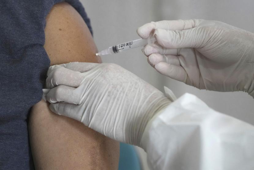 Penyuntikan dosis booster vaksin Covid-19. Pembengkakan kelenjar getah bening usai vaksinasi dosis penguat bukan efek samping yang perlu dikhawatirkan. 