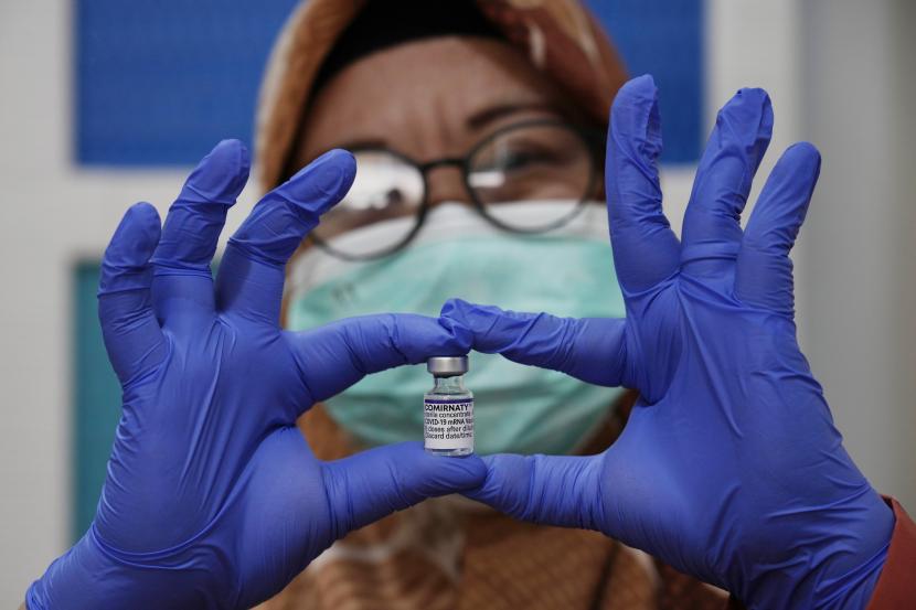 Seorang pekerja medis menunjukkan sebotol vaksin Pfizer COVID-19 selama kampanye vaksinasi dosis ketiga di sebuah pusat kesehatan masyarakat di Jakarta, Indonesia, Senin, 17 Januari 2022. WFH fleksibel perlu diterapkan demi mengurangi risiko penularan varian Omicron. Ilustrasi.