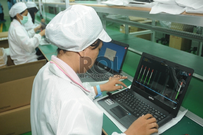 Seorang pekerja melakukan pengecekan laptop usai dirakit di pabrik di Kawasan Industri Pulogadung, Jakarta, Selasa (13/10).