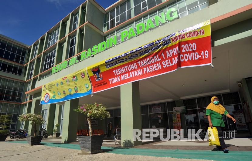 Seorang pekerja melintas di depan Rumah Sakit Umum Daerah (RSUD) Dr.Rasidin, di Kuranji, Padang, Sumatera Barat.  Rumah Sakit Umum Daerah (RSUD) dr. Rasidin Padang akan menambah kapasitas tempat tidur untuk pasien covid-19.