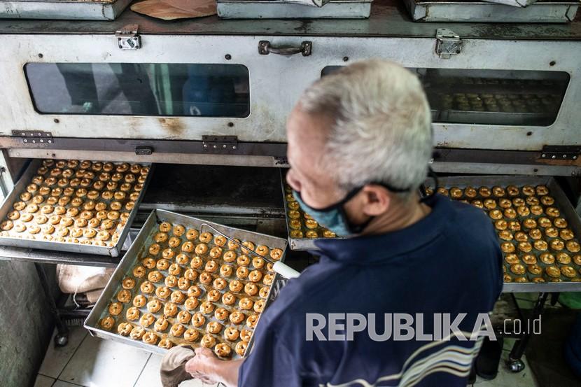 Seorang pekerja memasukkan adonan kue ke oven di industri pembuatan kue kering Pusaka Kwitang, Jakarta, Rabu (29/4). Badan Pusat Statistik (BPS) mencatat, terjadi penurunan impor pada seluruh jenis penggunaan barang pada bulan lalu. 