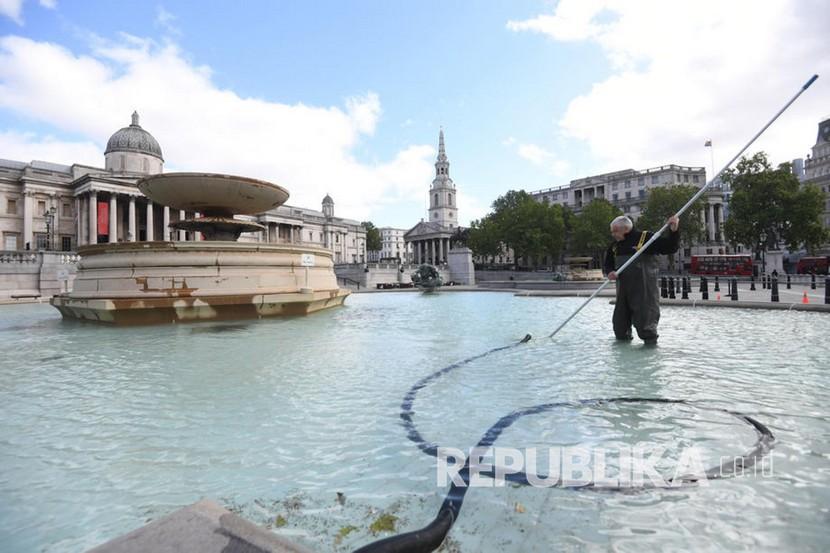 Seorang pekerja membersihkan air mancur dari alun-alun Trafalgar di London, Inggris, Senin (11/5). Setelah berminggu-minggu penerapan masa lockdown sebagai upaya menekan penyebaran COVID-19,  Boris Johnson menetapkan rencana untuk membuka kembali masa lockdown di Inggris pada 10 Mei 2020..  