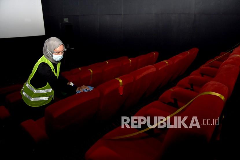 Satgas Covid-19 mengecek persiapan pembukaan bioskop di Surabaya (ilustrasi).
