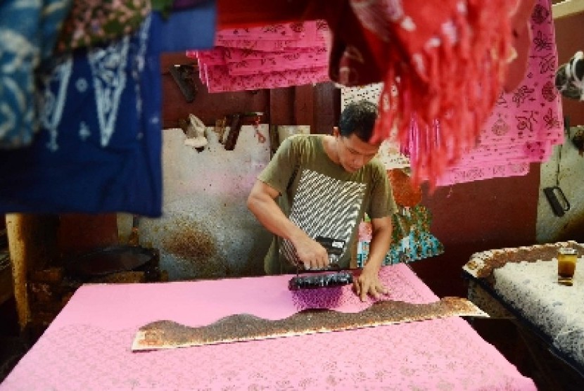 Seorang pekerja membuat batik cap di sentra batik Paoman, Jl Siliwangi, Kabupaten Indramayu.