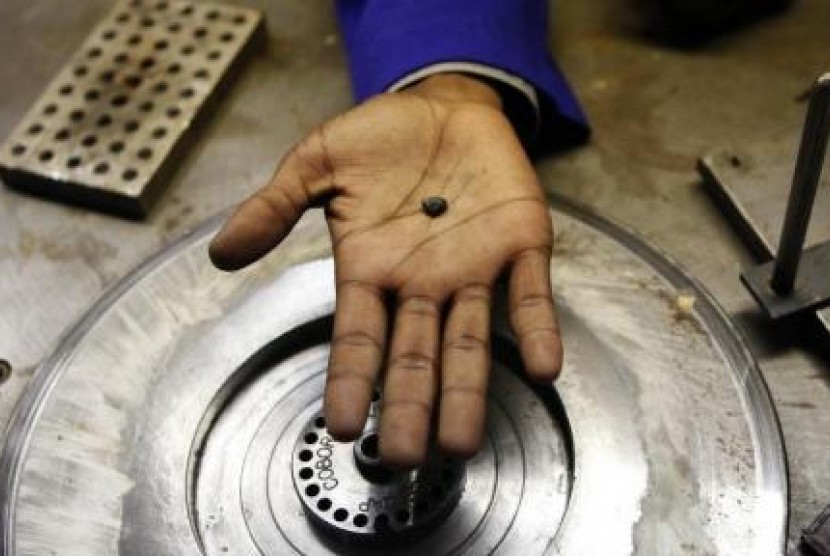 Seorang pekerja memegang berlian kasar asal Zimbabwe.