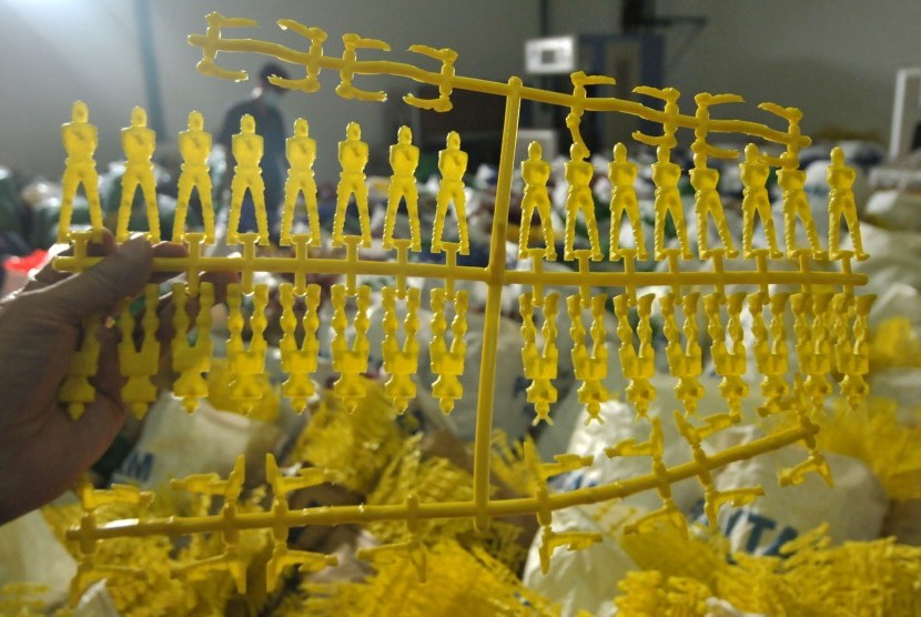 Seorang pekerja menata plastik berisi rangkaian mainan plastik anak di pabrik mainan plastik Balapulang, Tegal, Jawa Tengah, Selasa (29/3).