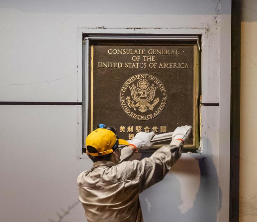Seorang pekerja mencopot papan nama kantor konsulat AS di Chengdu, Sichuan, China.China telah memerintahkan penutupan kantor konsulat AS di Chengdu mulai Senin (27/7). 