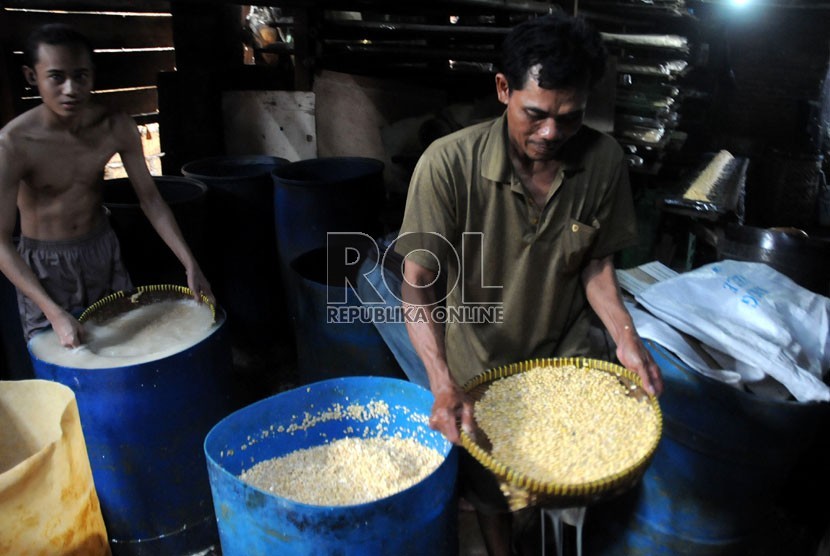  Seorang pekerja mengangkut biji kedelai yang telah direbus untuk dibuat tempe di Utan Panjang, Jakarta, Kamis (31/1). Perum Bulog bakal ikut melakukan stabilisasi harga kedelai .