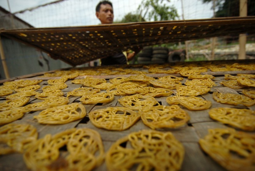 Seorang pekerja menjemur kerupuk mie kuning di rumah industri kerupuk Desa Harjosari, Kabupaten Tegal, Jawa Tengah, Minggu (16/12). Penyaluran KUR akan lebih difokuskan ke sektor produksi. Selama ini, KUR lebih banyak ke sektor perdagangan.