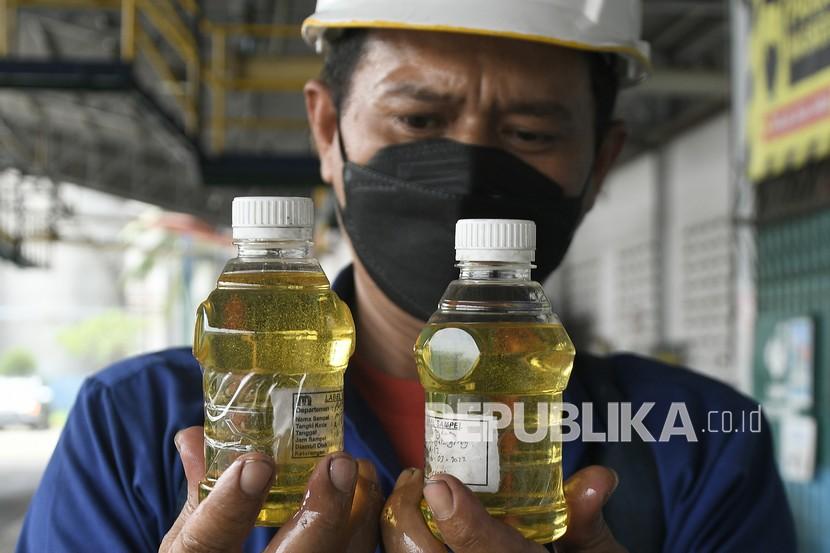 Seorang pekerja menunjukkan sampel minyak goreng curah di salah satu pabrik di Bekasi, Jawa Barat. ilustrasi. Saat ini pasokan minyak sawit terus menumpuk lantaran pemerintah masih menerapkan larangan ekspor CPO dan turunannya.