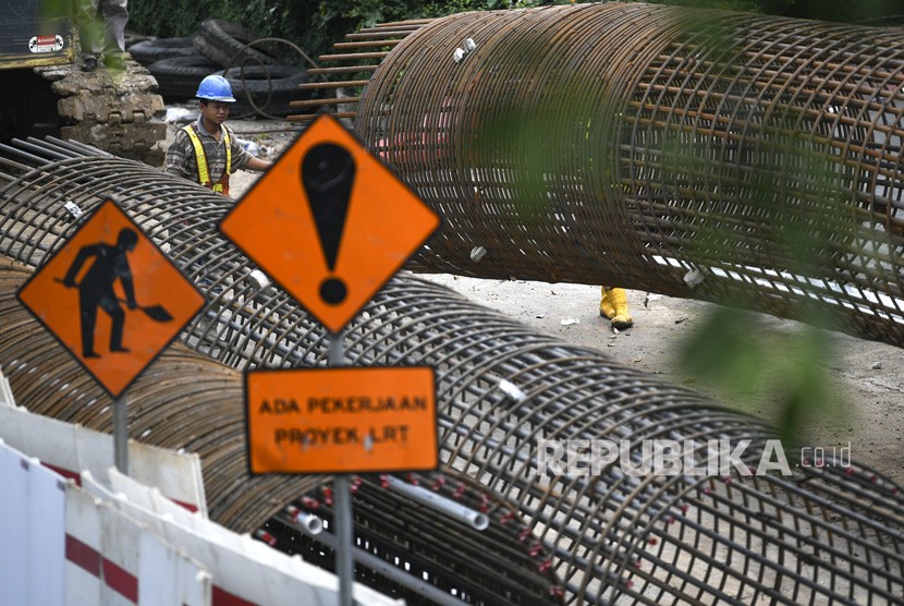 Seorang pekerja menyelesaikan pengerjaan proyek LRT Cawang - Dukuh Atas di kawasan Dukuh Atas, Jakarta.