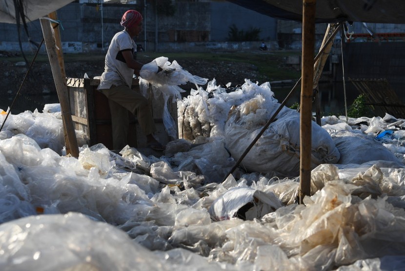 Seorang pekerja menyortir plastik daur ulang (ilustrasi)