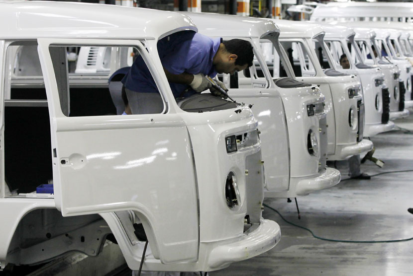   Seorang pekerja merakit mobil Volkswagen Kombi di pabrik VW di Sao  Bernardo do Campo, Brasil, Senin (9/12).   (Reuters /Paulo Whitaker)