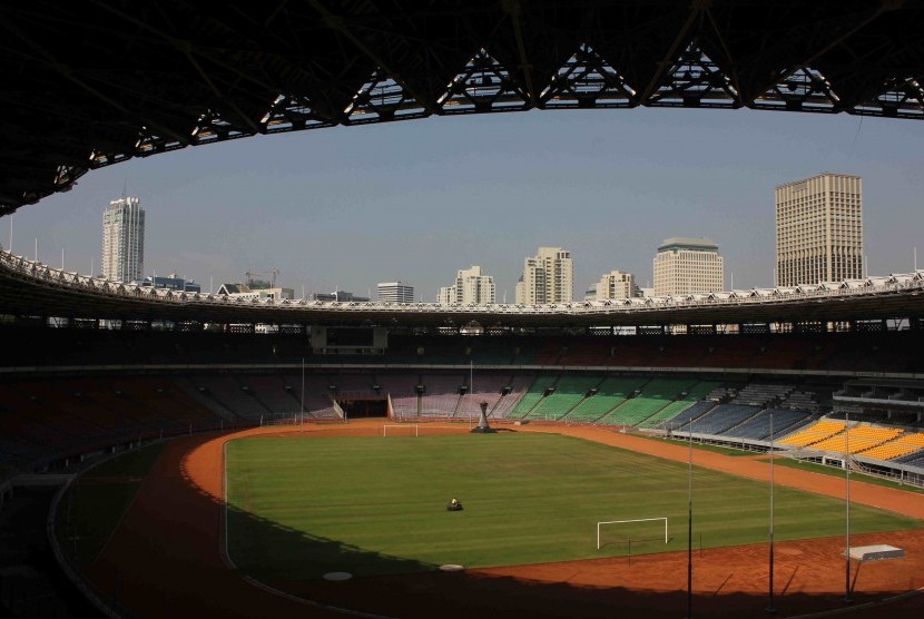 Seorang pekerja merawat rumput lapangan di Stadion Gelora Bung Karno, Jakarta, Selasa (1/7). Perawatan rutin stadion dilakukan guna menjaga kondisi stadion yang digunakan berbagai kegiatan dari olahraga hingga konser musik. 