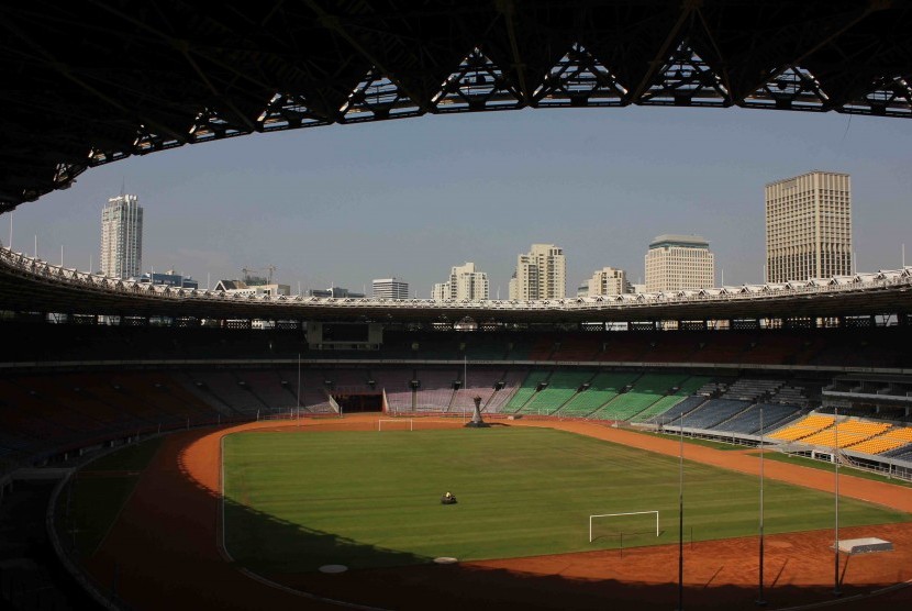 Seorang pekerja merawat rumput lapangan di Stadion Gelora Bung Karno, Jakarta (ilustrasi).