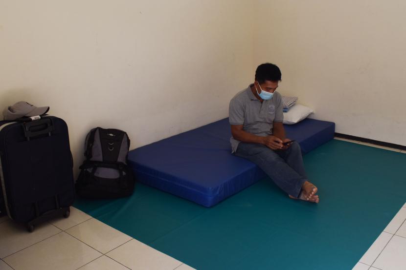 Seorang Pekerja Migran Indonesia (PMI) berada di dalam kamar karantina. (Ilustrasi)