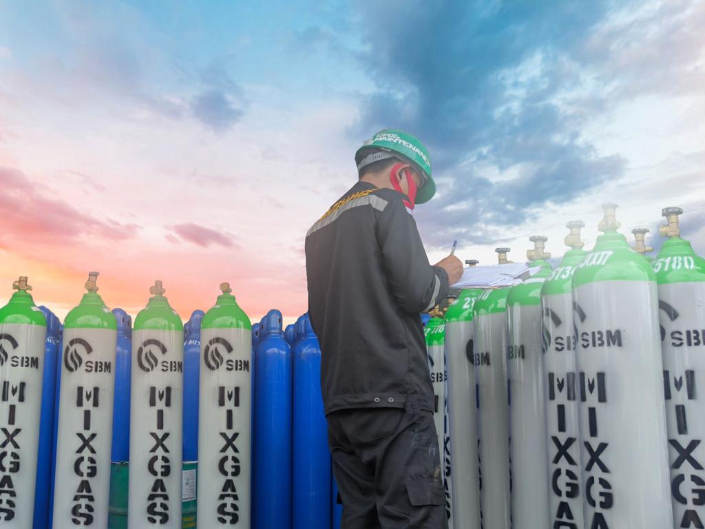 Seorang pekerja PT Surya Biru Murni Acetylene Tbk (SBMA) sedang melakukan pengecekan terhadap produk.